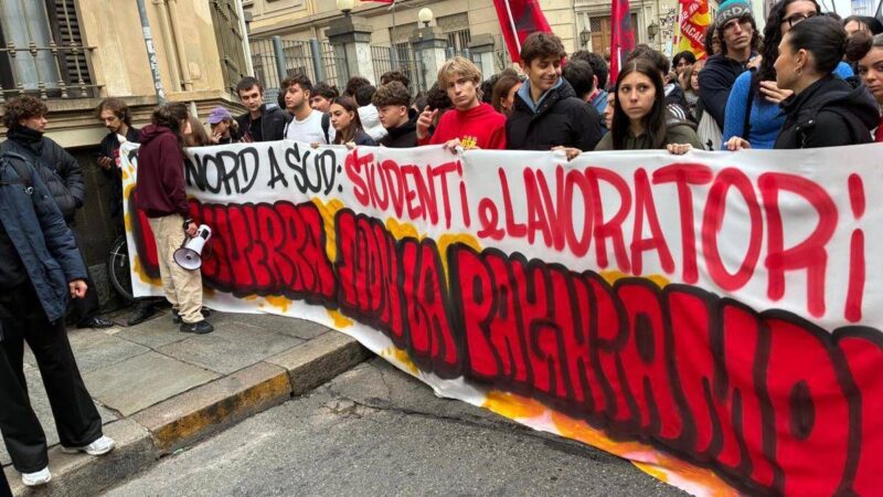 Torino, bidoni di letame rovesciati davanti al municipio prima del corteo per lo sciopero generale: il video