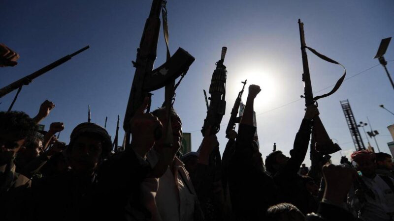 Yemen, Houthi: “Colpita la più grande raffineria dell’Arabia Saudita”. Esplosioni a Riad
